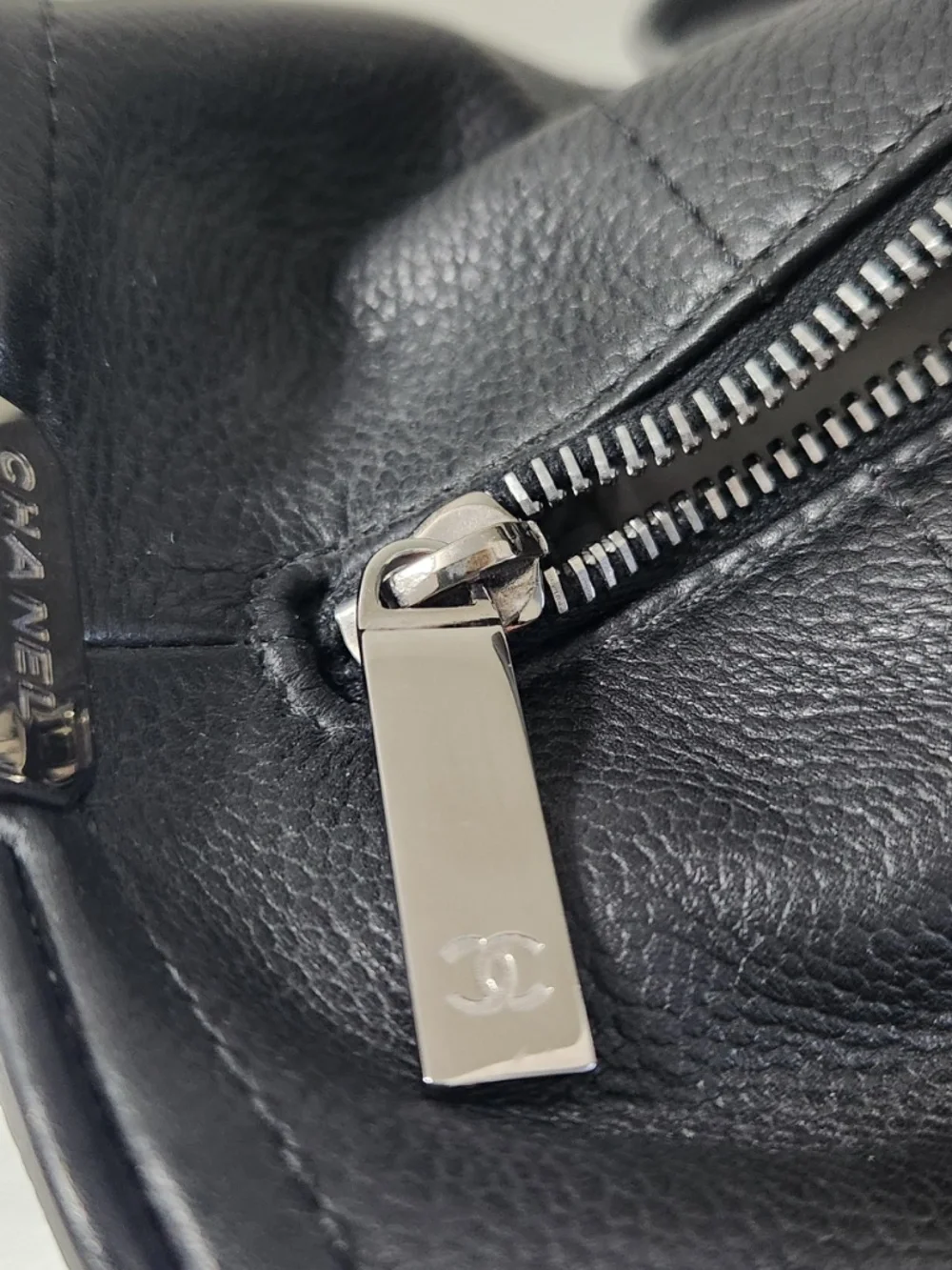 CHANEL Tote - Picture 11 of 16